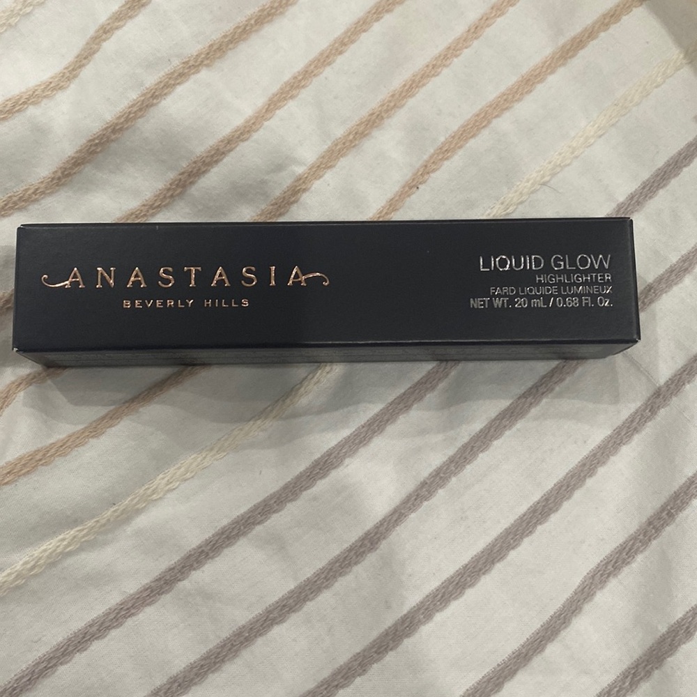 Anastasia liquid glow highlighter in Perla